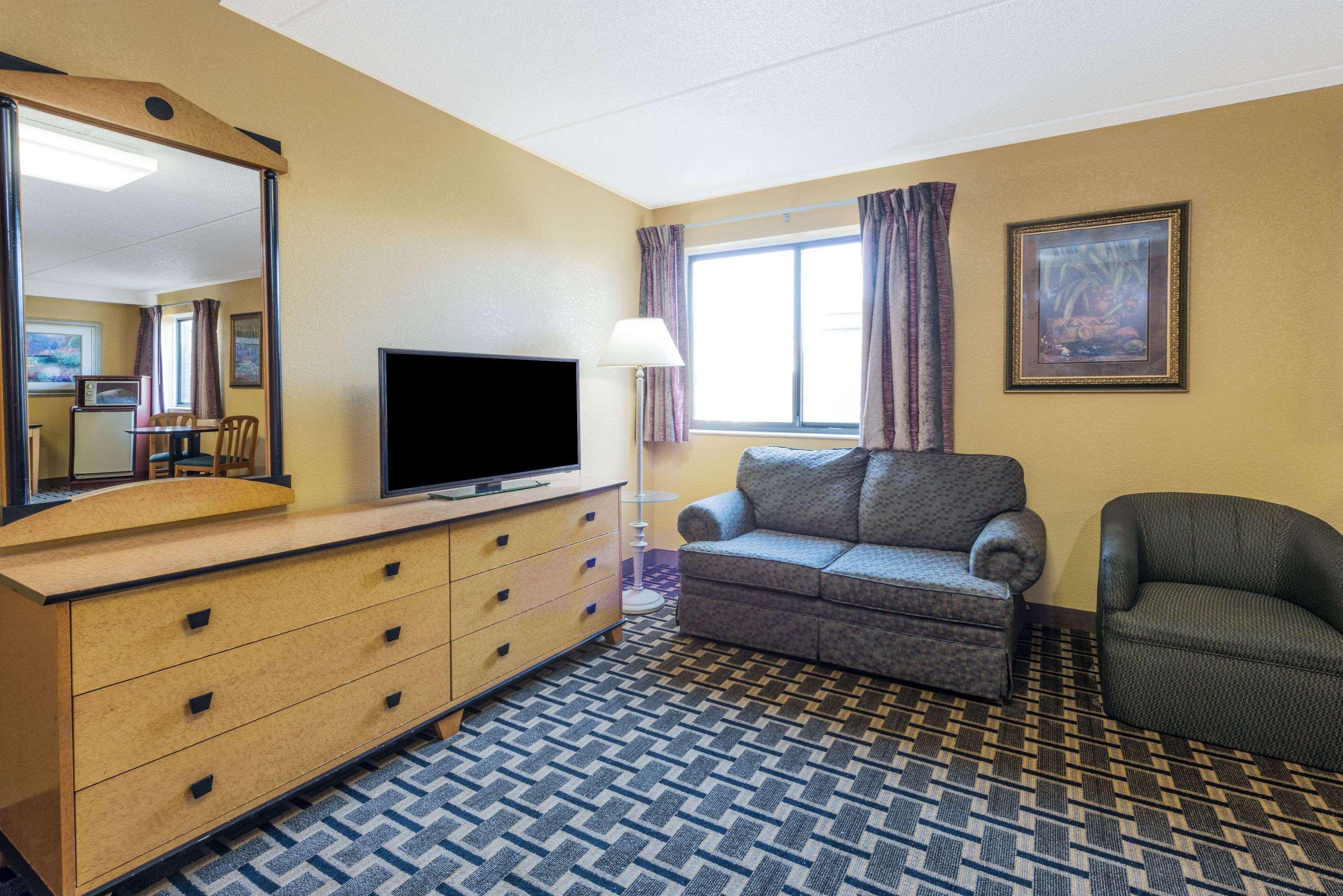 Days Inn By Wyndham Hurstbourne Луисвилл Экстерьер фото